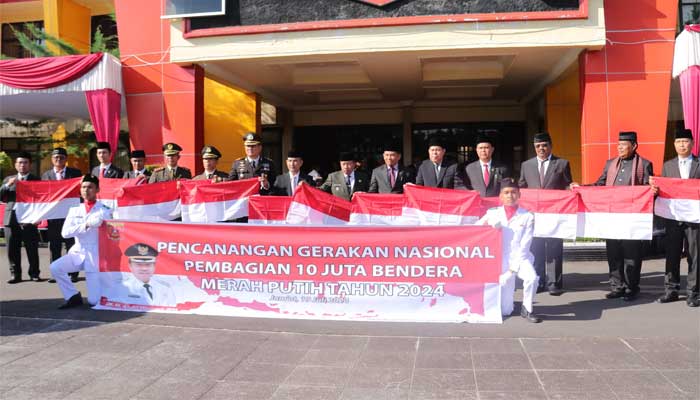 Bupati Agam Bagikan Bendera Merah Putih
