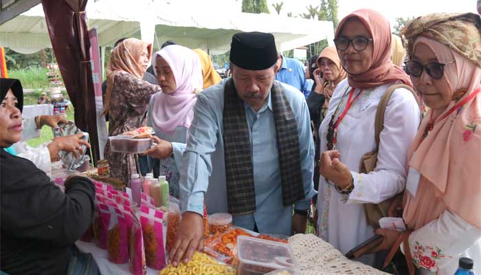 Bupati Agam Berbelanja di Stand UMKM dan Ekraf pada MTQ Nasional XLI