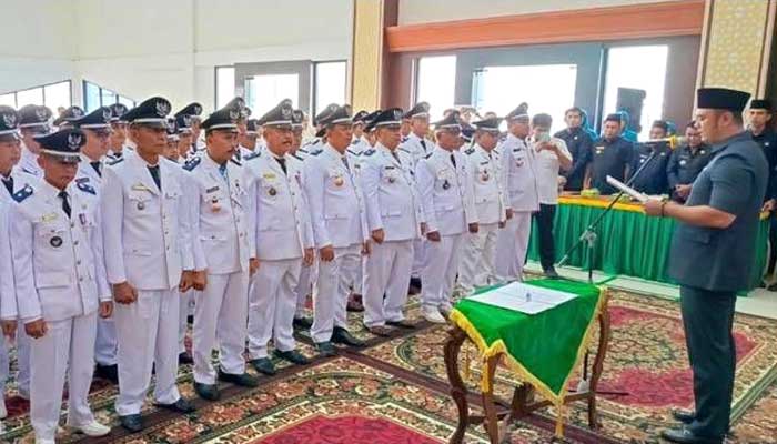 Bupati Sijunjung Kukuhkan Perpanjangan Masa Jabatan Wali Nagari dan Kepala Desa