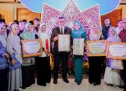 Bupati dan Ketua TP PKK Kabupaten Solok Terima Penghargaan Manggala Karya Kencana