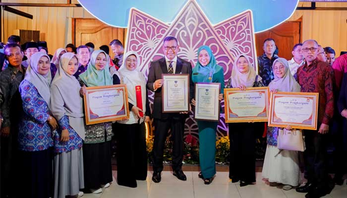 Bupati dan Ketua TP PKK Kabupaten Solok Terima Penghargaan Manggala Karya Kencana 1 Bupati dan Ketua TP PKK Kabupaten Solok Terima Penghargaan Manggala Karya Kencana