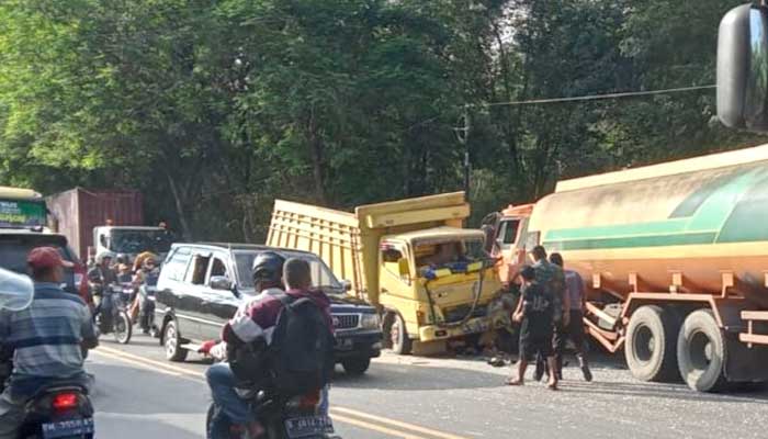 Colt Diesel Hantam Truk Tangki di Kisaran, Kabupaten Asahan