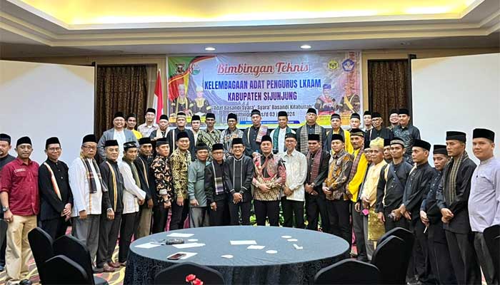 Wakil Bupati Sijunjung, Iraddatillah saat Bimtek bagi Pengurus LKAAM