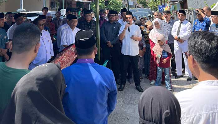 Hendrizal Azhar saat pelepasan jenazah ibunda