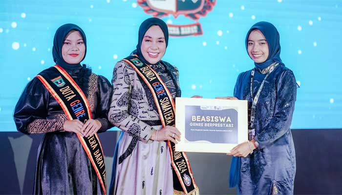 Ketua TP-PKK Kabupaten Solok, Ny. Emiko Raih Penghargaan Bunda GenRe Pengayom