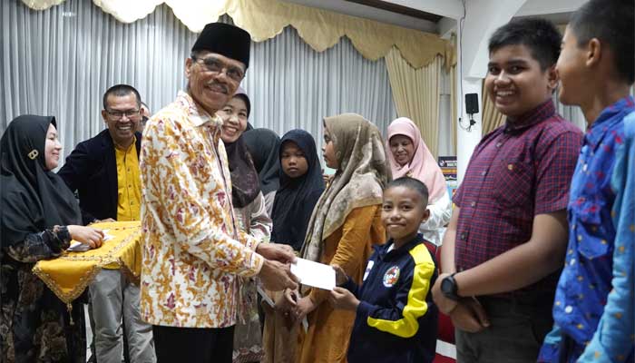 Bupati Limapuluh Kota, Safaruddin bersama para siswa berprestasi utusan Sumbar ke tingkat nasional