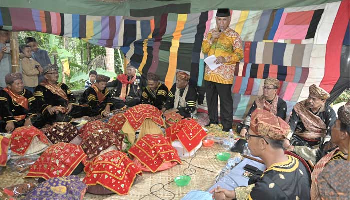Gubernur Mahyeldi Hadiri Prosesi Gala Datuak Majodeso Penghulu Adat Kaum Suku Piliang Sungai Lawai
