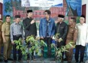 Pemko Bukittinggi Serahkan Bibit Durian dan Hadiah Penilaian Ketenagaan-Kelembagaan
