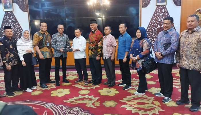 Gubernur Sumbar, Mahyeldi Ansharullah, menjembatani pertemuan antara Gubernur Jambi, Al Haris dengan Direktur Utama PT Semen Padang, Indrieffouny Indra