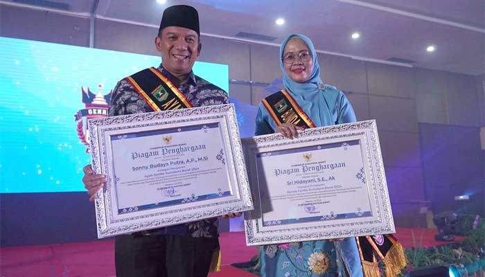 Pj Wako dan Pj Ketua TP-PKK Padang Panjang Terima Anugerah Ayah dan Bunda GenRe Pengayom