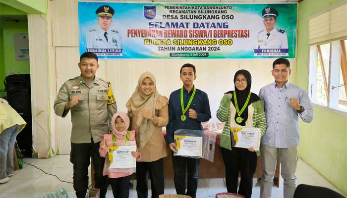 Kepala Desa Silungkang Oso, Ferdinal bersama Pelajar Berprestasi yang mendapat reward