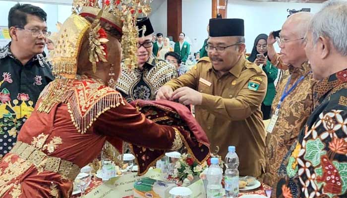Buka Rakernas KOBI 2024, Sekdaprov Hansastri Ajak Periset Dunia Teliti Biodiversitas Sumbar 1 Sekdaprov Sumbar, Hansastri disambut siriah di carano saat Rapat Kerja Nasional Konsorsium Biologi Indonesia (KOBI) 2024, di Convention Hall Unand