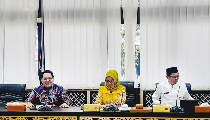 Sekwan Sumbar, Raflis (kanan) terima kunjungan kerja Komisi III DPRD Kalimantan Tengah