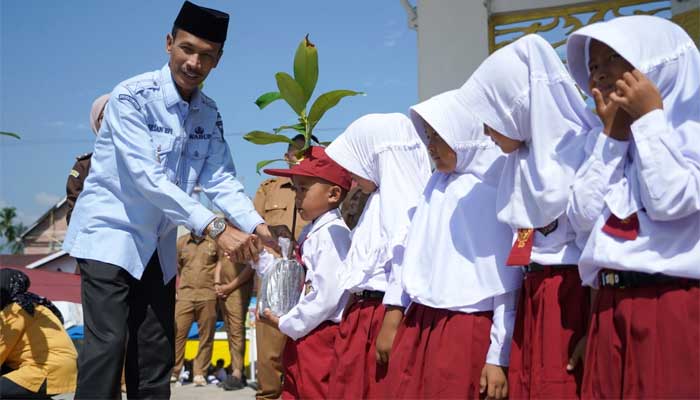 Wakil Bupati Solsel, Yulian Efi serahkan Seragam Gratis untuk Siswa