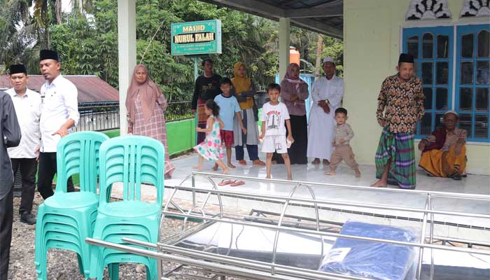 Bupati Agam Salurkan Stimulus Peralatan Penyelenggaraan Jenazah untuk Masjid Nurul Falah Padang Gajah Mati, Jorong Sago, Nagari Manggopoh