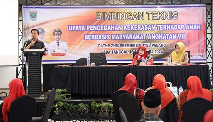 Wakil Ketua DPRD Sumbar, Suwirpen Suib saat membuka Bimtek Upaya Pencegahan Kekerasan Terhadap Anak Berbasis Masyarakat Angkatan VII