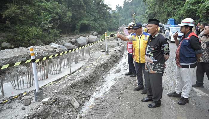 Gubenur Sumbar, mahyeldi tinjau progres pembangunan jalan Lembah Anai