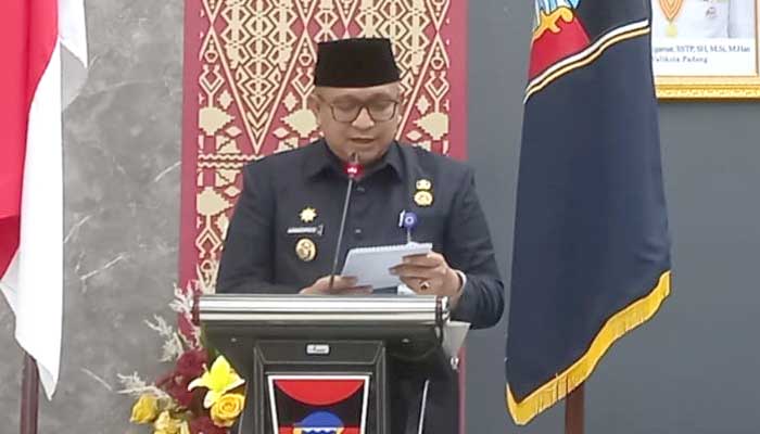 Penjabat Wali Kota Andree H Algamar sampaikan KUA-PPAS 2025 ke DPRD Kota Padang