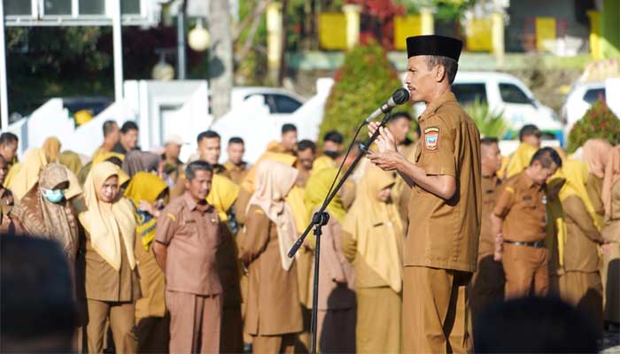 Wakil Bupati Solok Selatan, H. Yulian Efi pimpin Apel Gabungan ASN