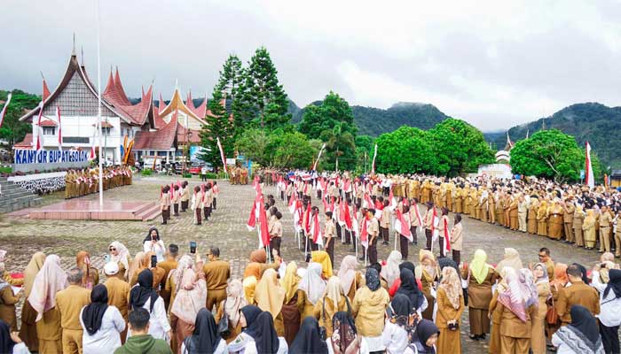 Pemkab Solok menggelar Apel Gabungan dalam rangka Pencanangan Gerakan Pembagian Bendera Merah Putih Perayaan HUT RI ke-79