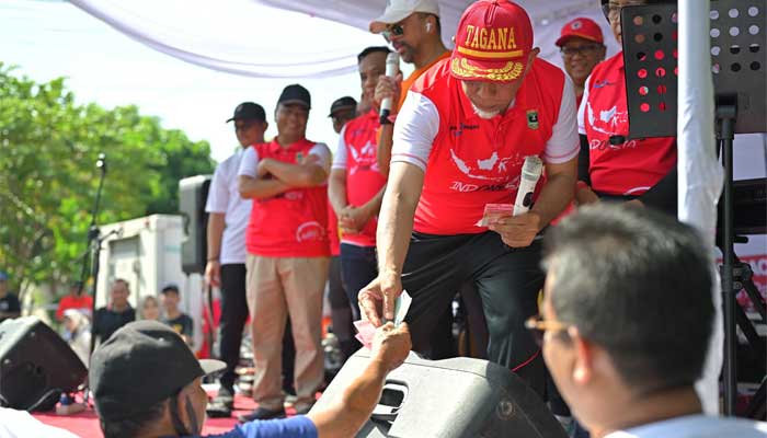 Gubernur Sumbar, Mahyeldi Ansharullah berikan hadiah khusus bagi pengumpul sampah terbanyak