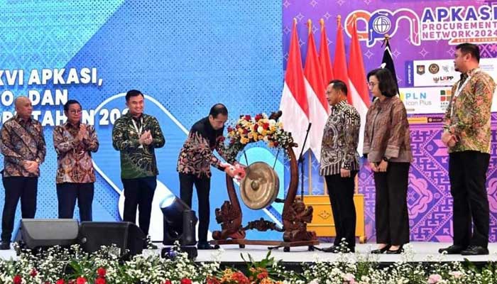 Rakernas Apkasi dan Expo, Sutan Riska Sematkan Medali Penghargaan kepada Presiden Jokowi 1 Presiden Jokowi didampingi Ketua APKASI Sutan Riska Tuanku Kerajaan dan Para Menteri buka Rakernas APKASI dan Expo