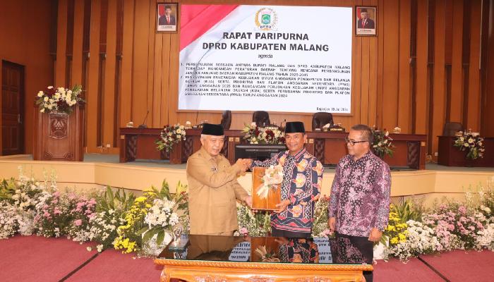 Ketua DPRD Kabupaten Malang, Darmadi (tengah) saat rapat Paripurna di gedung DPRD Kabupaten Malang