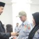 Anggota Satlinmas Kota Bukittinggi Terima Kartu BPJS Ketenagakerjaan