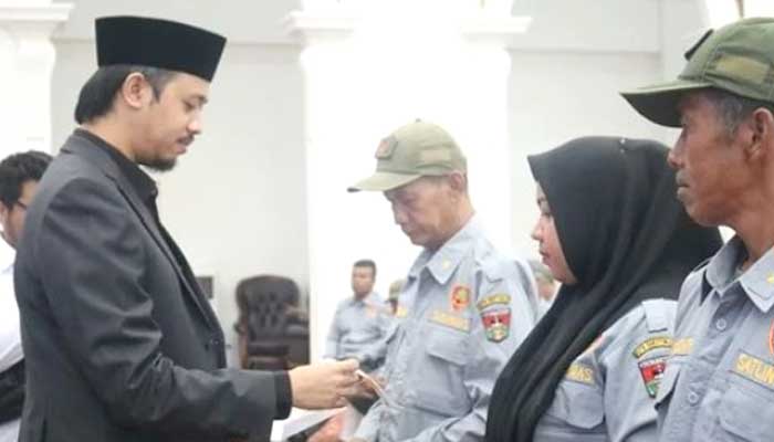 240 Anggota Satlinmas Kota Bukittinggi Terima Kartu BPJS Ketenagakerjaan 1 Anggota Satlinmas Kota Bukittinggi Terima Kartu BPJS Ketenagakerjaan