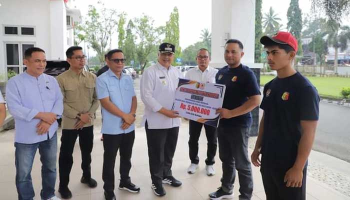 Wako Zul Elfian Umar Lepas Atlet Kota Solok ke PON XXI Aceh-Sumut 1 Wako Zul Elfian Umar Lepas Atlet Kota Solok ke PON XXI Aceh-Sumut