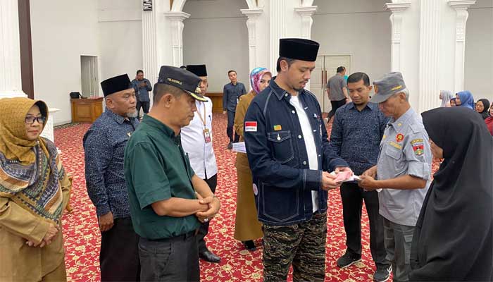 Baznas Bukittinggi Salurkan Zakat Rp 212 Juta Lebih kepada Mustahik