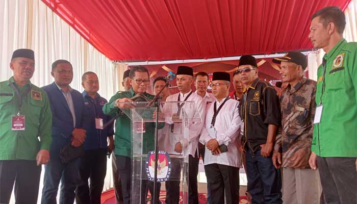 Paslon Budi Satriadi dan Hardinalis Kobal Mendaftar ke KPU Kabupaten Solok