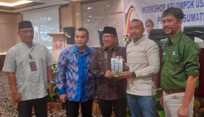Dinas Kehutanan Sumbar Luncurkan Buku Perhutanan Sosial Mengentaskan Kemiskinan dari Pinggiran 1 Dinas Kehutanan Sumbar Luncurkan Buku Perhutanan Sosial Mengentaskan Kemiskinan dari Pinggiran