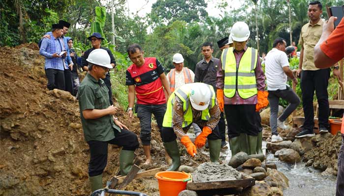 Bupati Agam Letakkan Batu Pertama Pembangunan Jembatan Penghubung Parit Panjang - Silayang