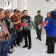 Camat Pulau Rakyat Asahan Bagikan Bendera Merah Putih