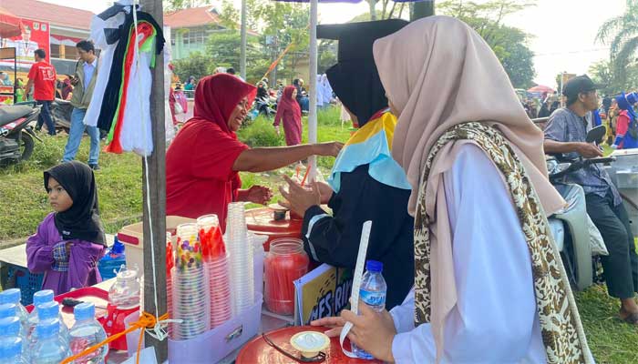 Pawai Alegoris Padang Panjang Meriah, Dagangan UMKM Laris Manis 1 Dagangan UMKM Laris Manis di Pawai Alegoris Padang Panjang