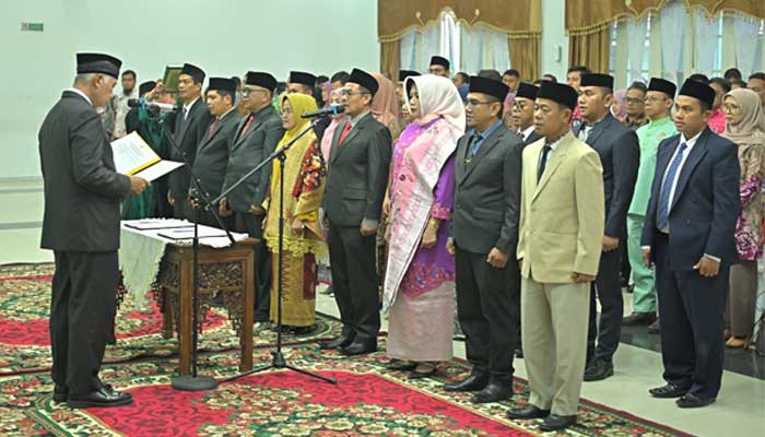 Gubernur Sumbar Lantik 18 Pejabat Administrator dan Pengawas