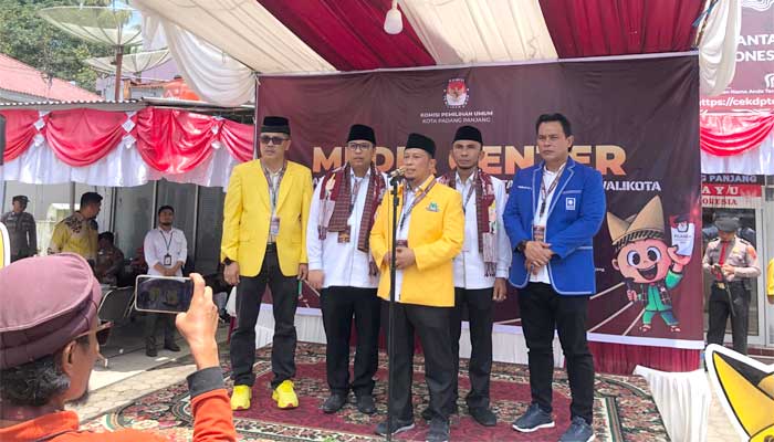 Paslon Hendri Arnis - Allex Saputra Mendaftar ke KPU Padang Panjang