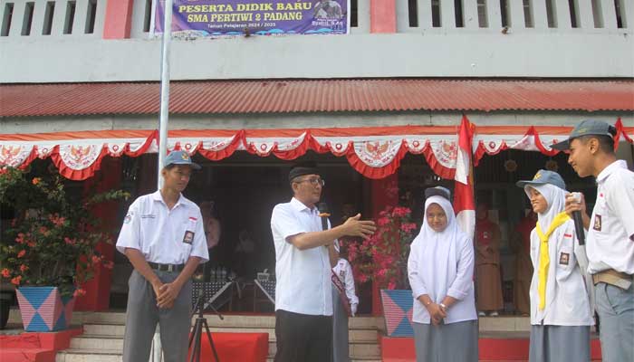 Hendri Septa di SMA Pertiwi 2 Padang