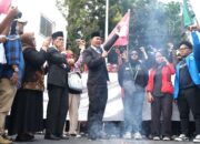 Setelah Dilantik Jadi Anggota DPRD, Raihan Tsany Temui Mahasiswa yang Unjuk Rasa di Depan Kantor DPRD Kota Blitar