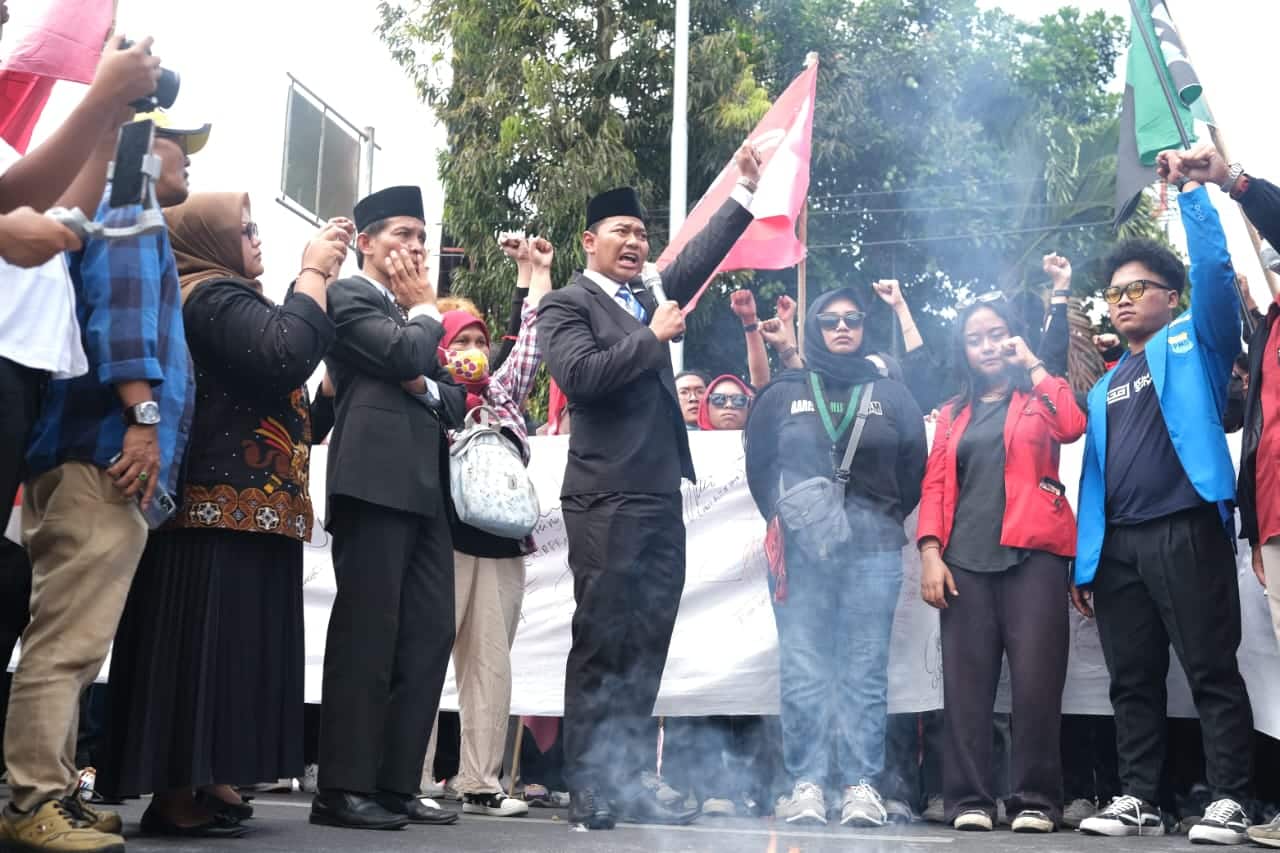 Setelah Dilantik Jadi Anggota DPRD, Raihan Tsany Temui Mahasiswa yang Unjuk Rasa di Depan Kantor DPRD Kota Blitar 1 IMG 20240823 WA0131