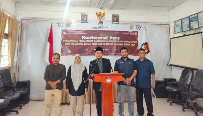 KPU Limapuluh Kota Sebut Syarat Usung Calon Bupati dan Wakil Bupati Hanya Butuh 18.181 Suara 1 Ketua KPU Kabupaten Limapuluh Kota, Okto Rizaldi didampingi komisioner lainnya