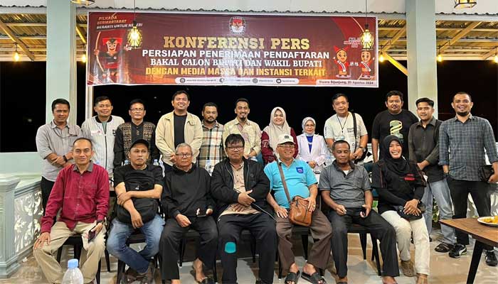 KPU Kabupaten Sijunjung menggelar konferensi pers bersama para awak media serta stakeholder terkait