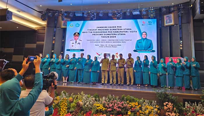 Penyerahan hadiah Lomba TP PKK Tingkat Provinsi Sumatera Utara