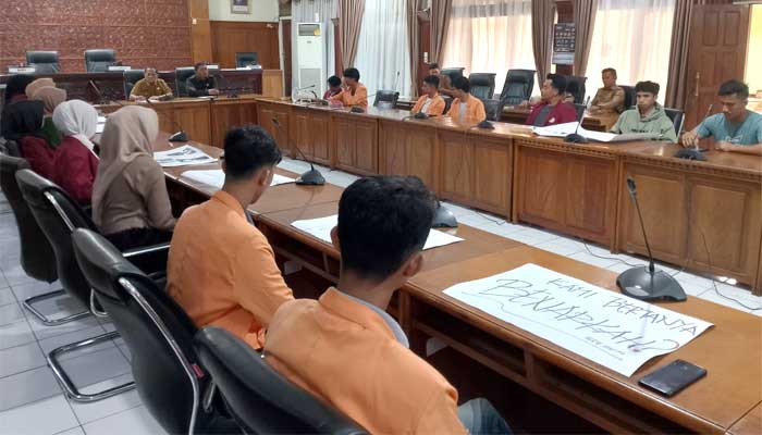 Desak Hal Ini, Mahasiswa Bukittinggi Lakukan Aksi Damai ke Kantor DPRD 1 Mahasiswa Bukittinggi Lakukan Aksi Demo ke Kantor DPRD