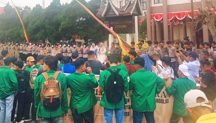 Mahasiswa Kota Payakumbuh Gelar Aksi Kawal Putusan MK di Depan DPRD