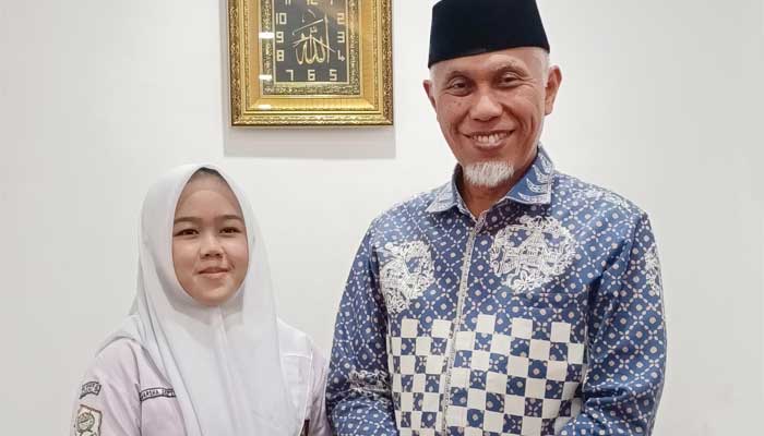 Siswi SMKN 6 Kota Padang, Marsya Septiani Putri bersama Gubernur Sumbar, Mahyeldi
