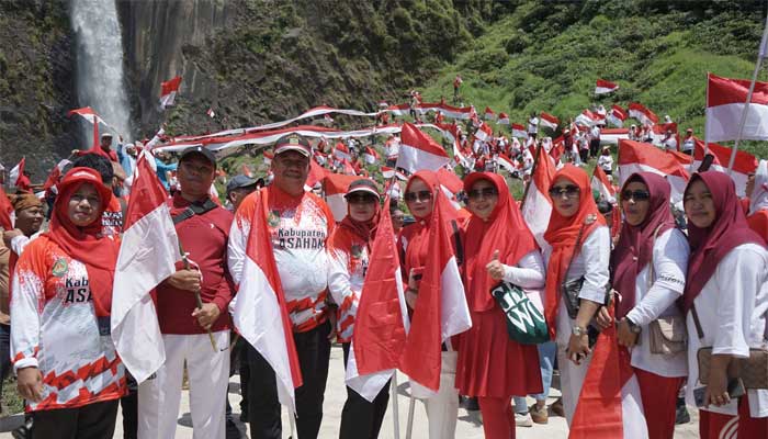 Pemkab Asahan Kibarkan Bendera Merah Putih di Wisata Alam Air Terjun Ponot
