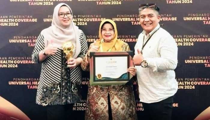Pemko Bukittinggi Terima UHC Award 2024 Kategori Madya