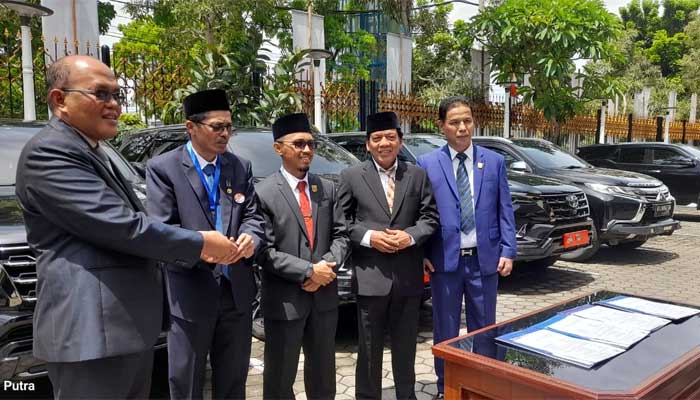 Pelantikan Anggota DPRD Sumbar Lancar, Pimpinan Lama Serahkan Aset Kendaraan Dinas 1 Pimpinan Lama DPRD Sumbar Serahkan Aset Kendaraan Dinas